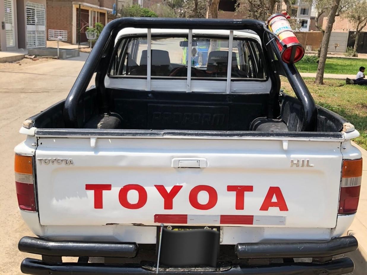 TOYOTA HILUX 1995 300.000 Kms.