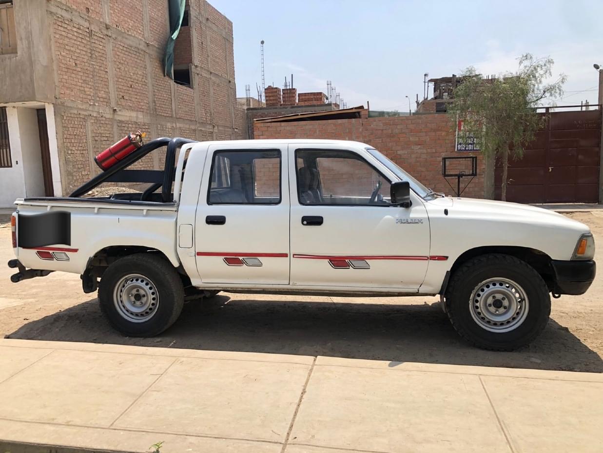 TOYOTA HILUX 1995 300.000 Kms.